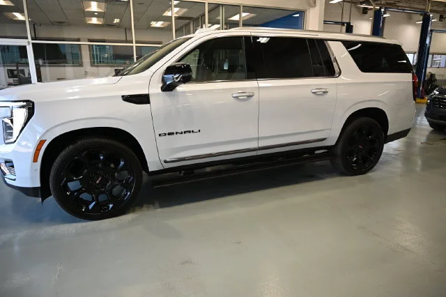 2026 GMC Yukon XL Denali Ultimate - Photo 9