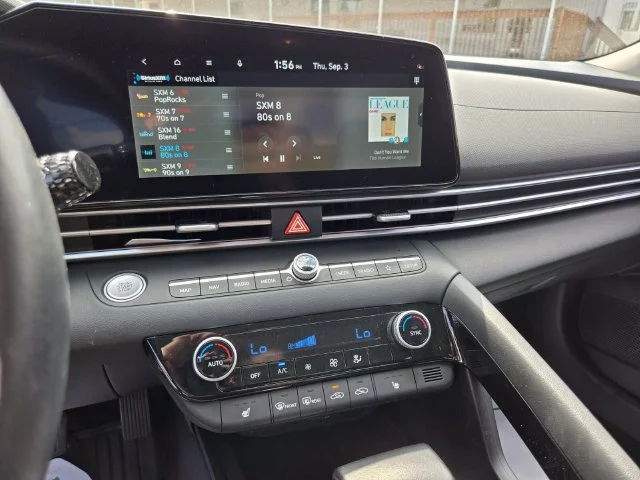 Used 2025 White Hyundai SEL Convenience image 25
