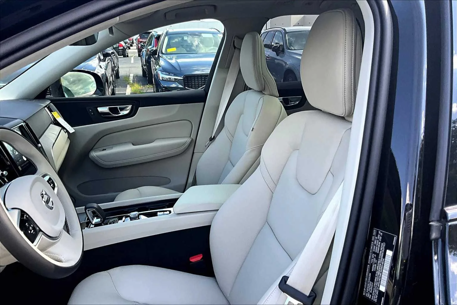 2025 Volvo XC60 Plus - Photo 13