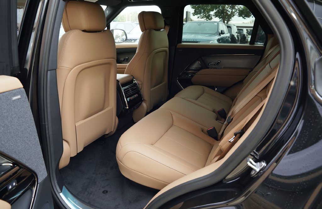 New 2027 Santorini Black Land Rover SE image 28