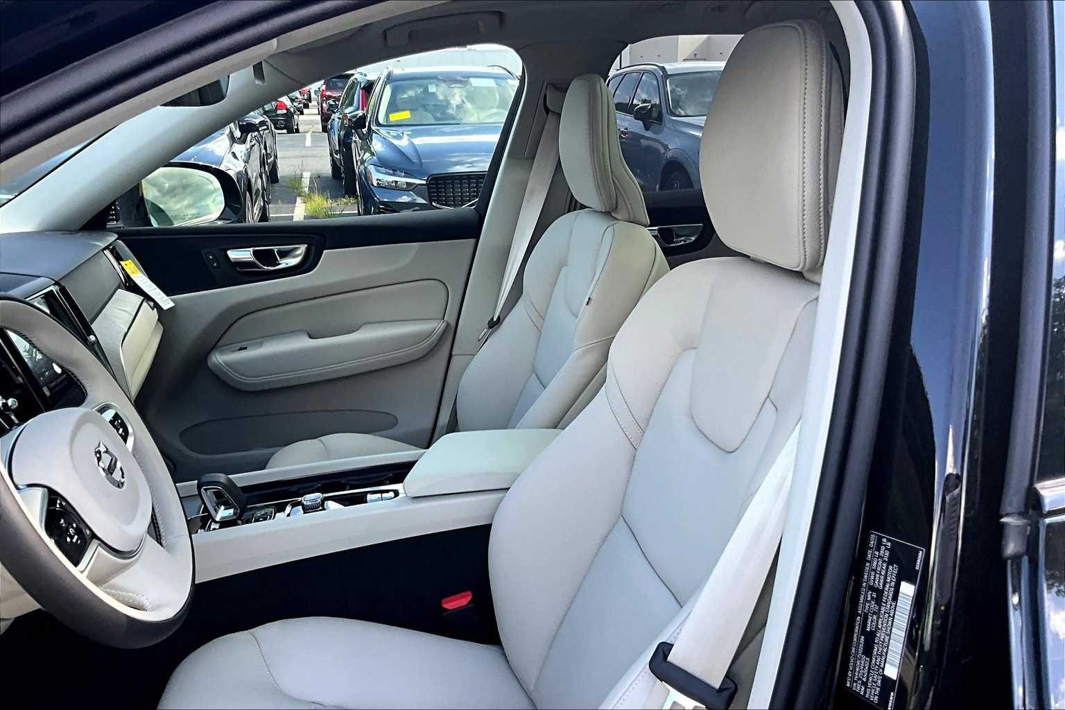 2025 Volvo XC60 Plus - Photo 13