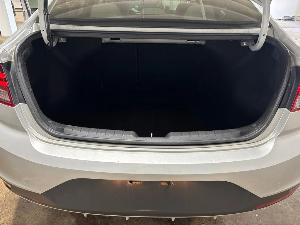 Used 2020 Silver Hyundai SE image 24
