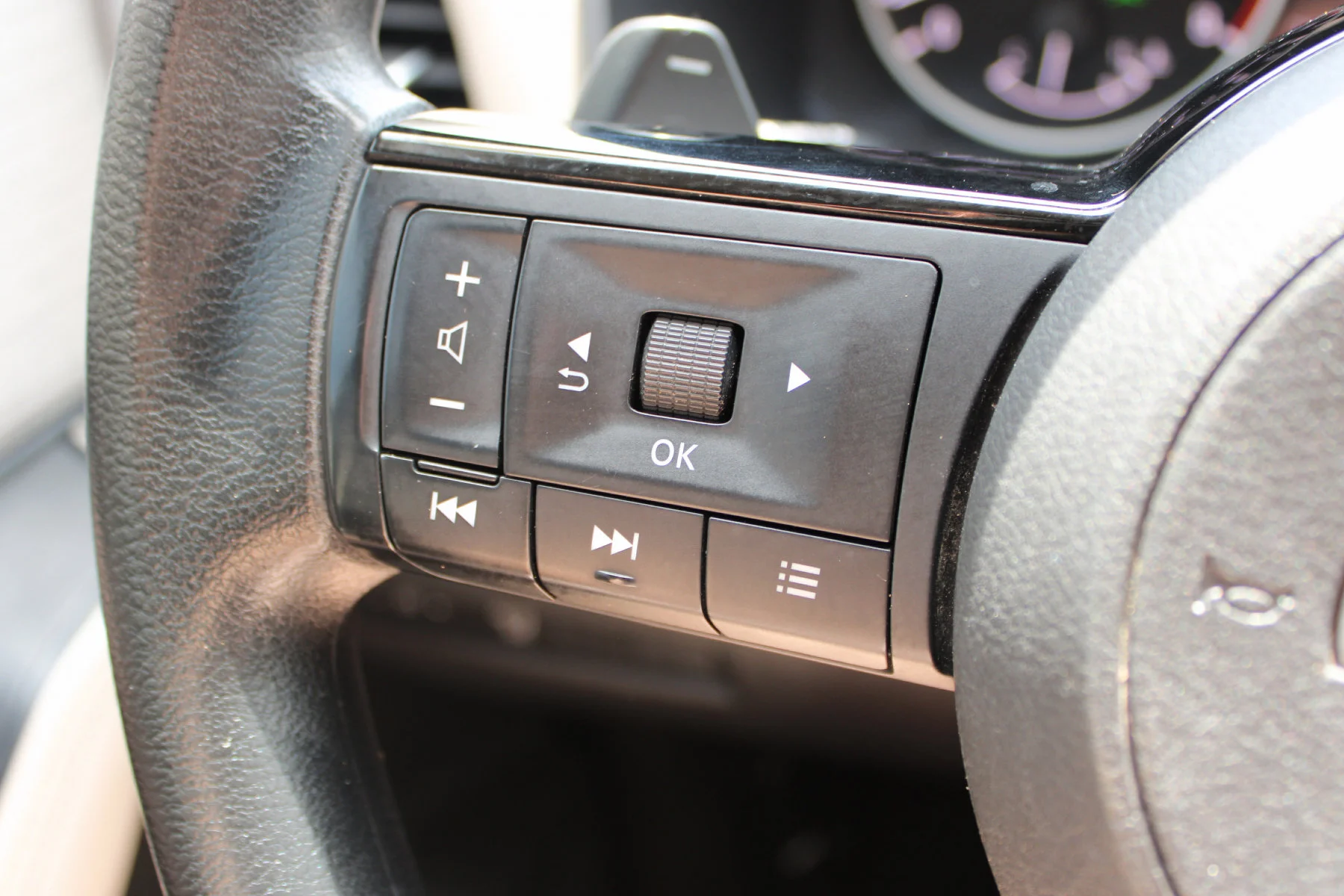 Used 2023 Super Black Nissan FWD SV image 40