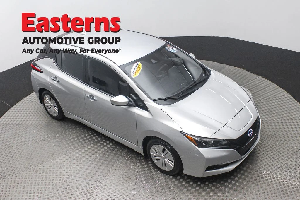 Used 2023 Silver Nissan S image 3