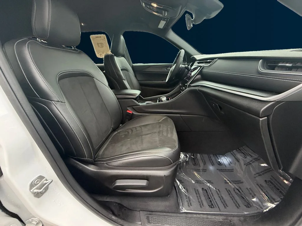 Used 2025 White Jeep Altitude image 17