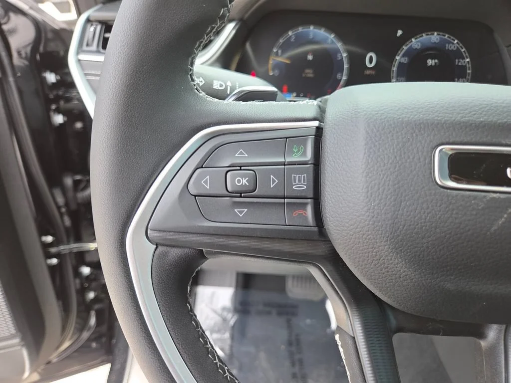 New 2026 Diamond Black Crystal Pearl-Coat Exterior Paint Jeep Laredo image 32