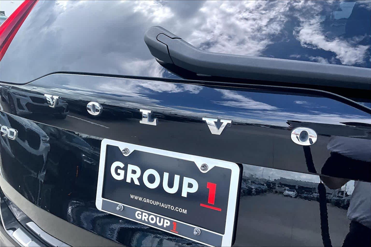 Used 2022 Onyx Black Metallic Volvo Momentum image 29
