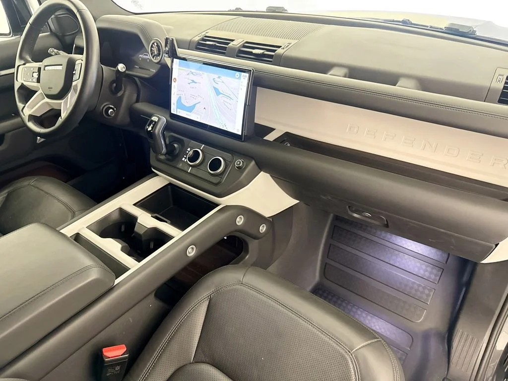 Used 2025 Gray Land Rover X-Dynamic SE image 31