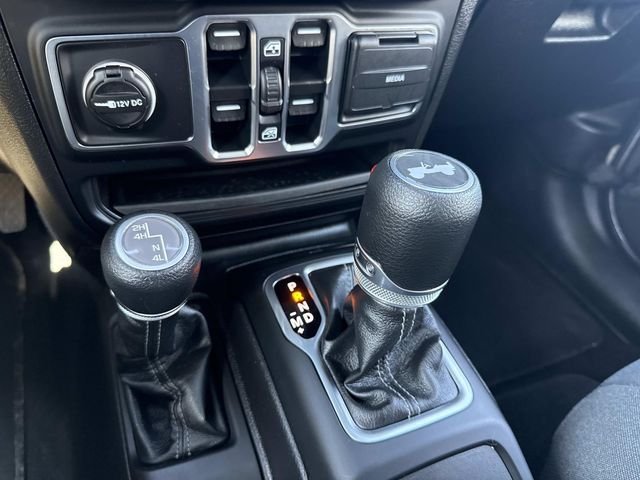 Used 2025 Granite Crystal Clearcoat Metallic Jeep Sport S image 30