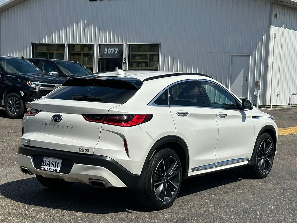 Used 2023 White INFINITI LUXE image 14