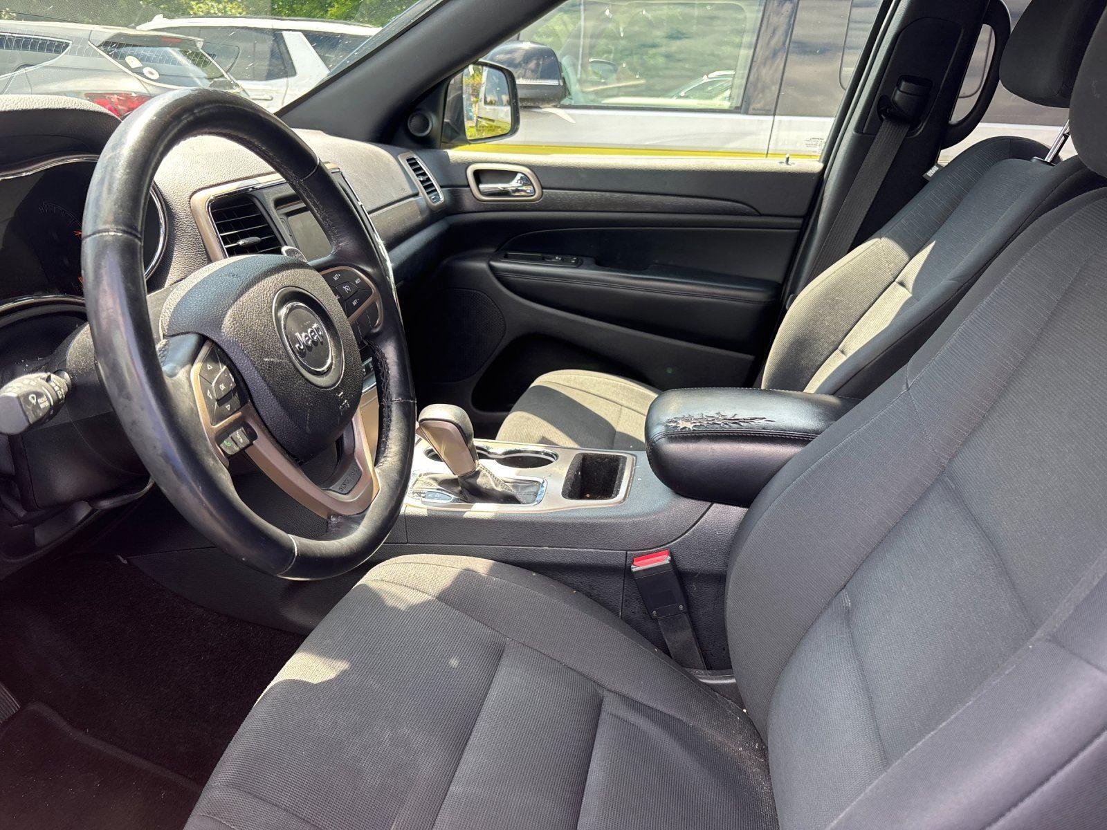 Used 2017 Granite Crystal Metallic Clearcoat Jeep Laredo image 15