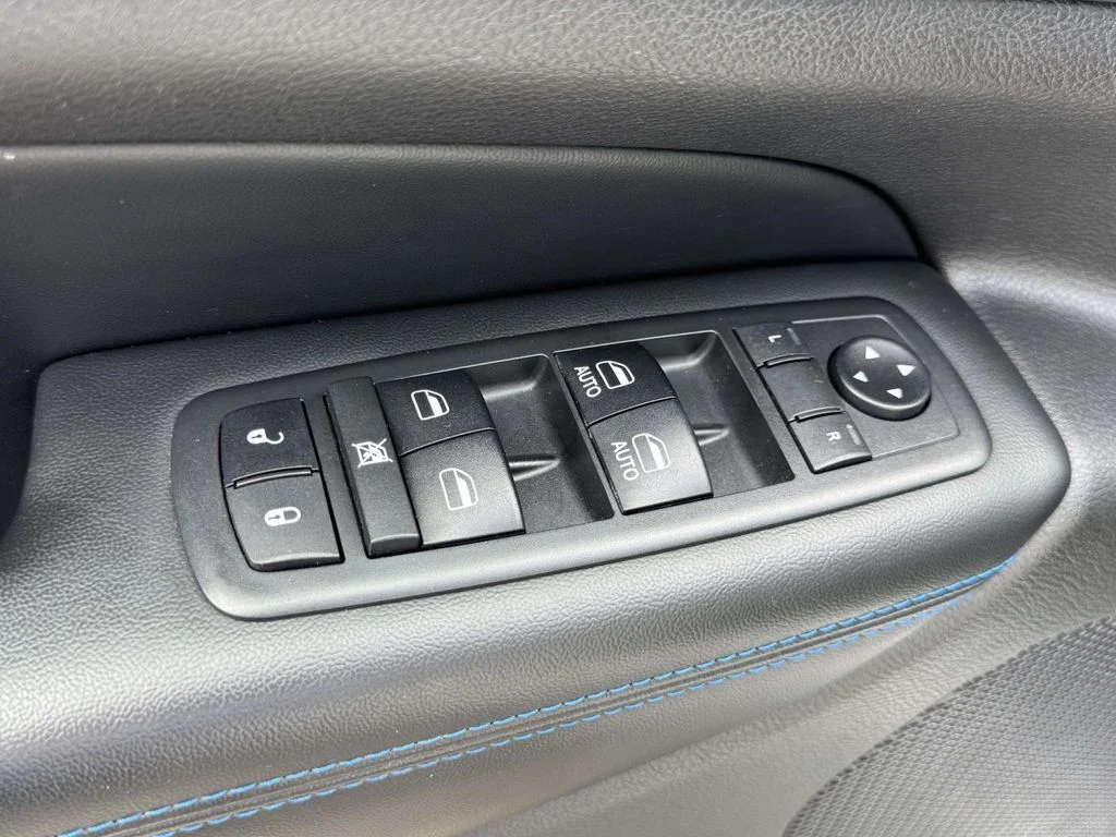 Used 2019 White Jeep Laredo image 27