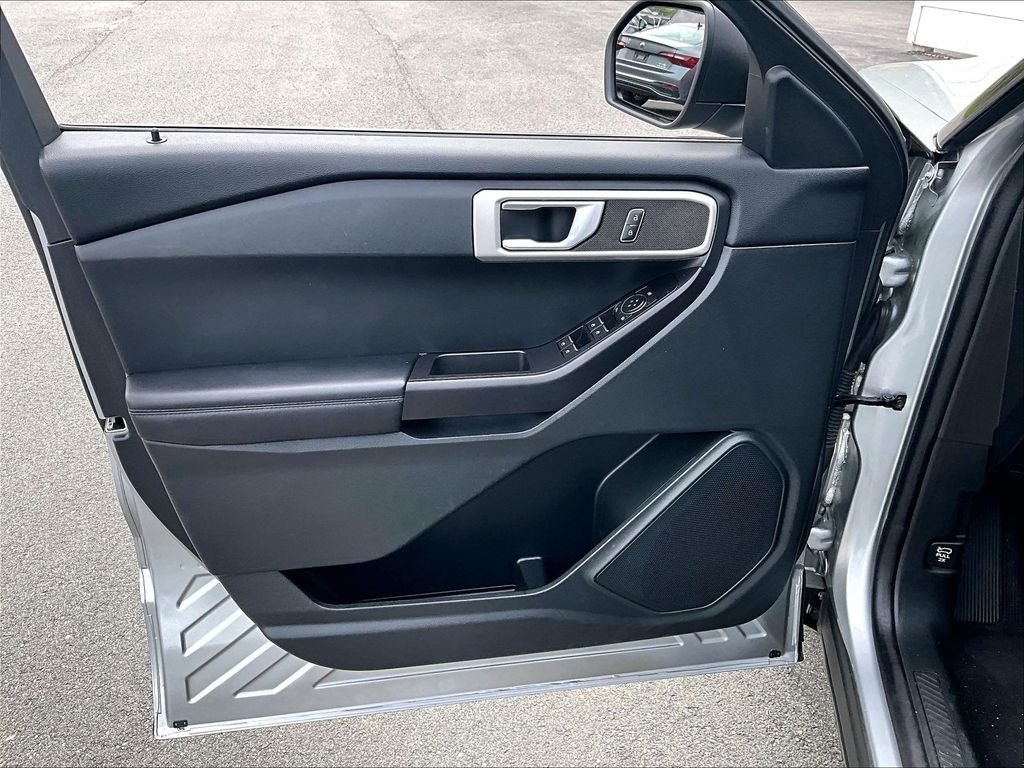 Used 2022 Silver Metallic Ford Base image 9