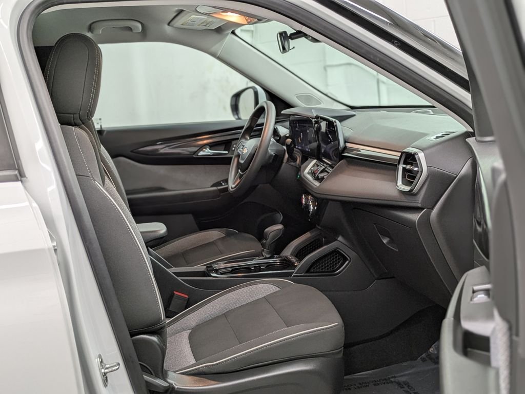 Used 2025 White Chevrolet LT image 19