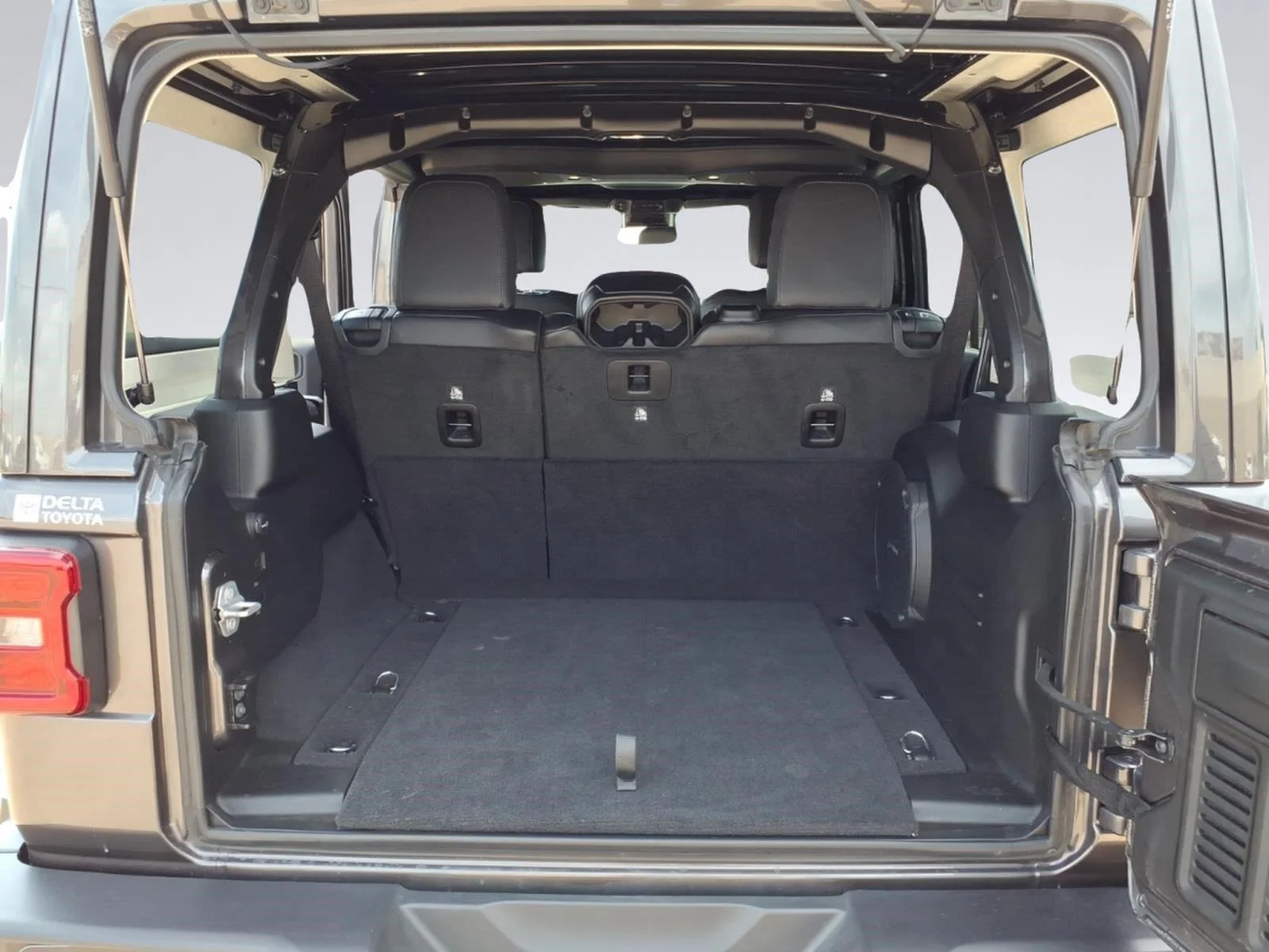 Used 2025 Granite Crystal Metallic Clearcoat Jeep Sahara image 10