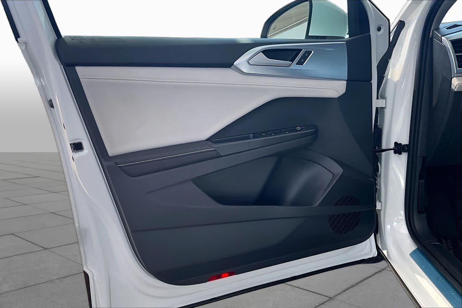 New 2027 Pure White exte Volkswagen SE image 10