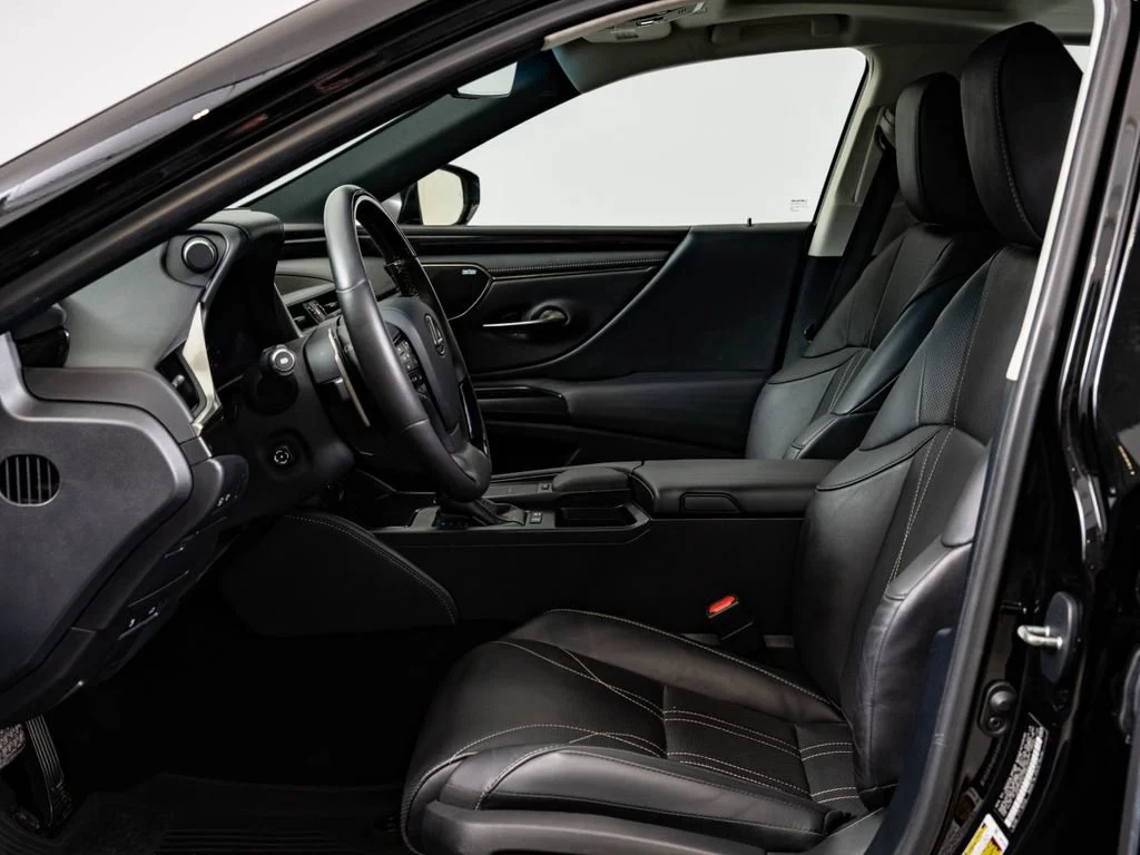 Certified Used 2020 OBSIDIAN Lexus 300h Ultra Luxury image 23