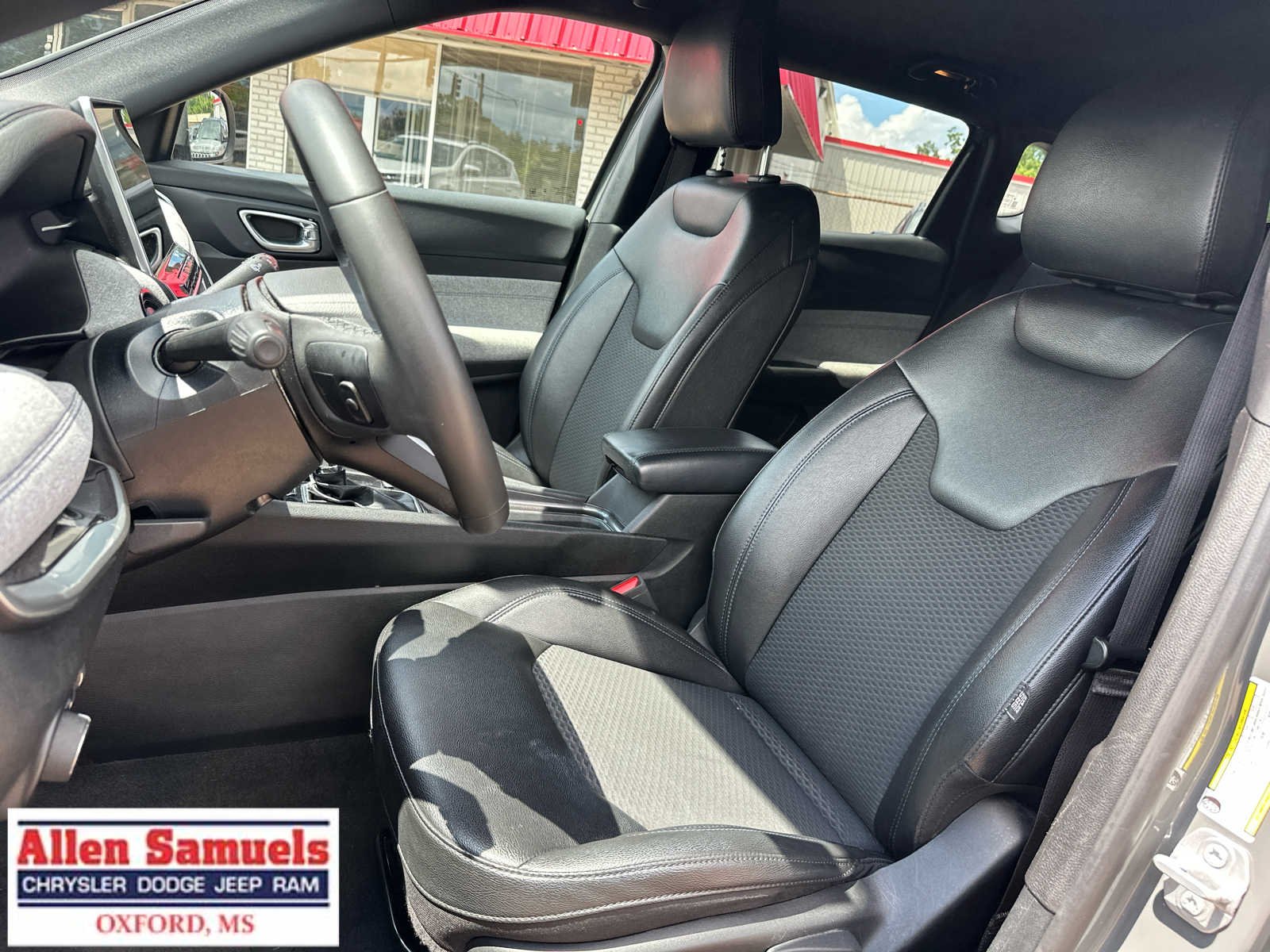Used 2024 Sting-Gray Clearcoat Jeep Latitude image 11