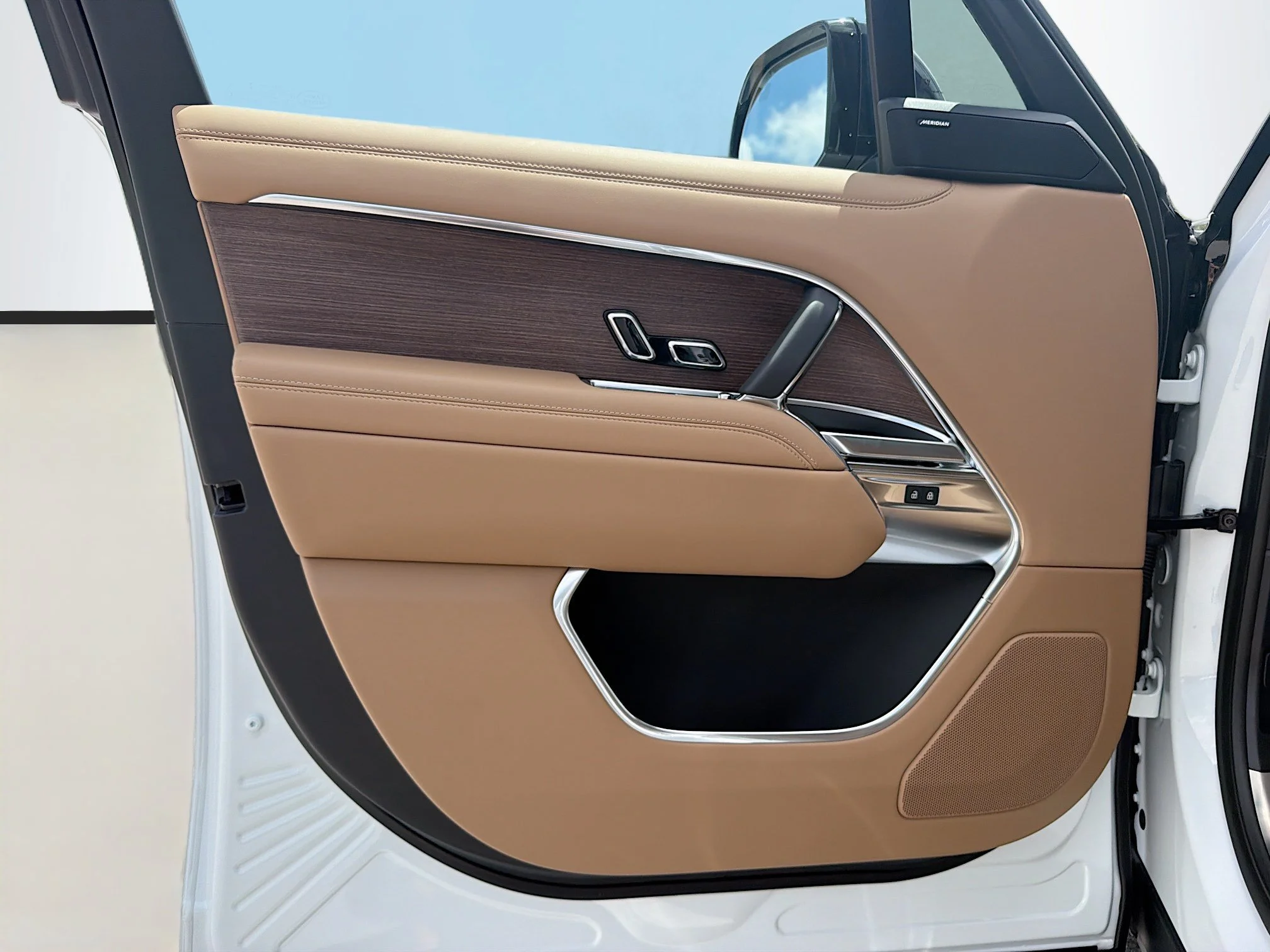 New 2026 Fuji White Land Rover SE image 23