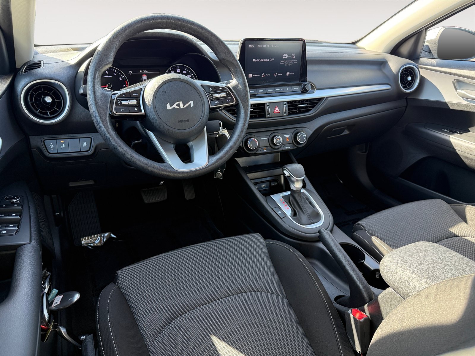 Used 2023 Snow White Pearl Kia LXS image 15