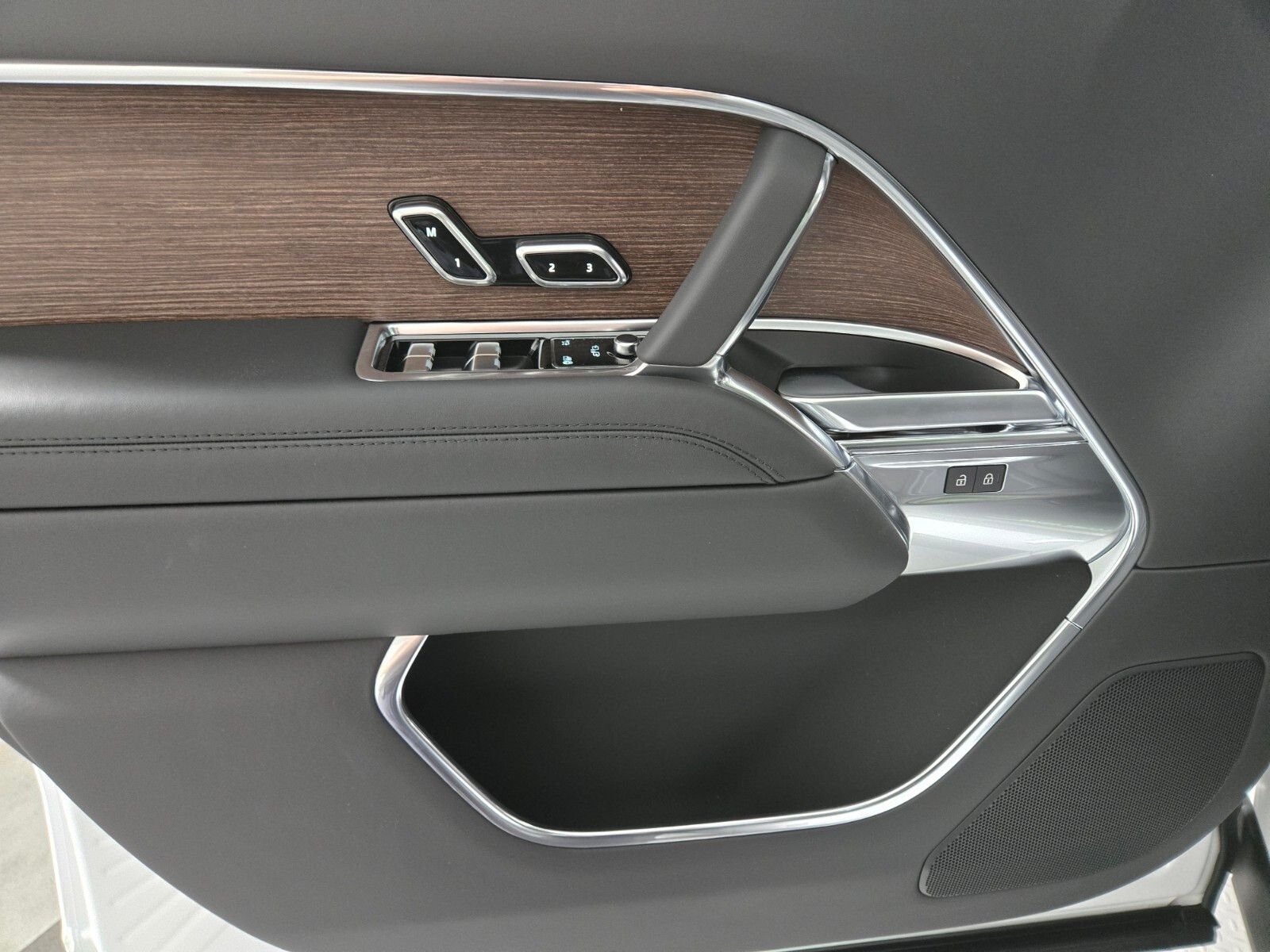 New 2026 Fuji White Land Rover SE image 22