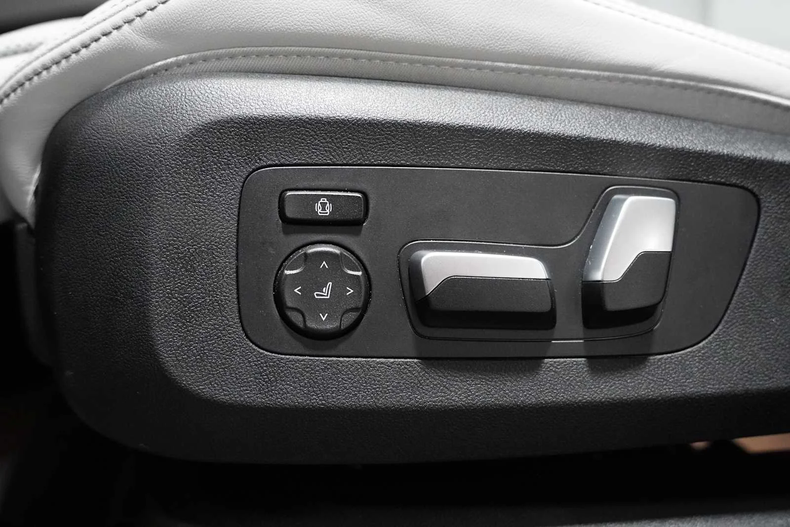 Certified Used 2026 Skyscraper Grey Metallic BMW sDrive40i image 13