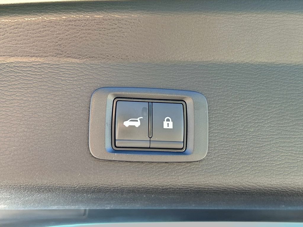 Used 2025 Silver Mitsubishi SEL image 12