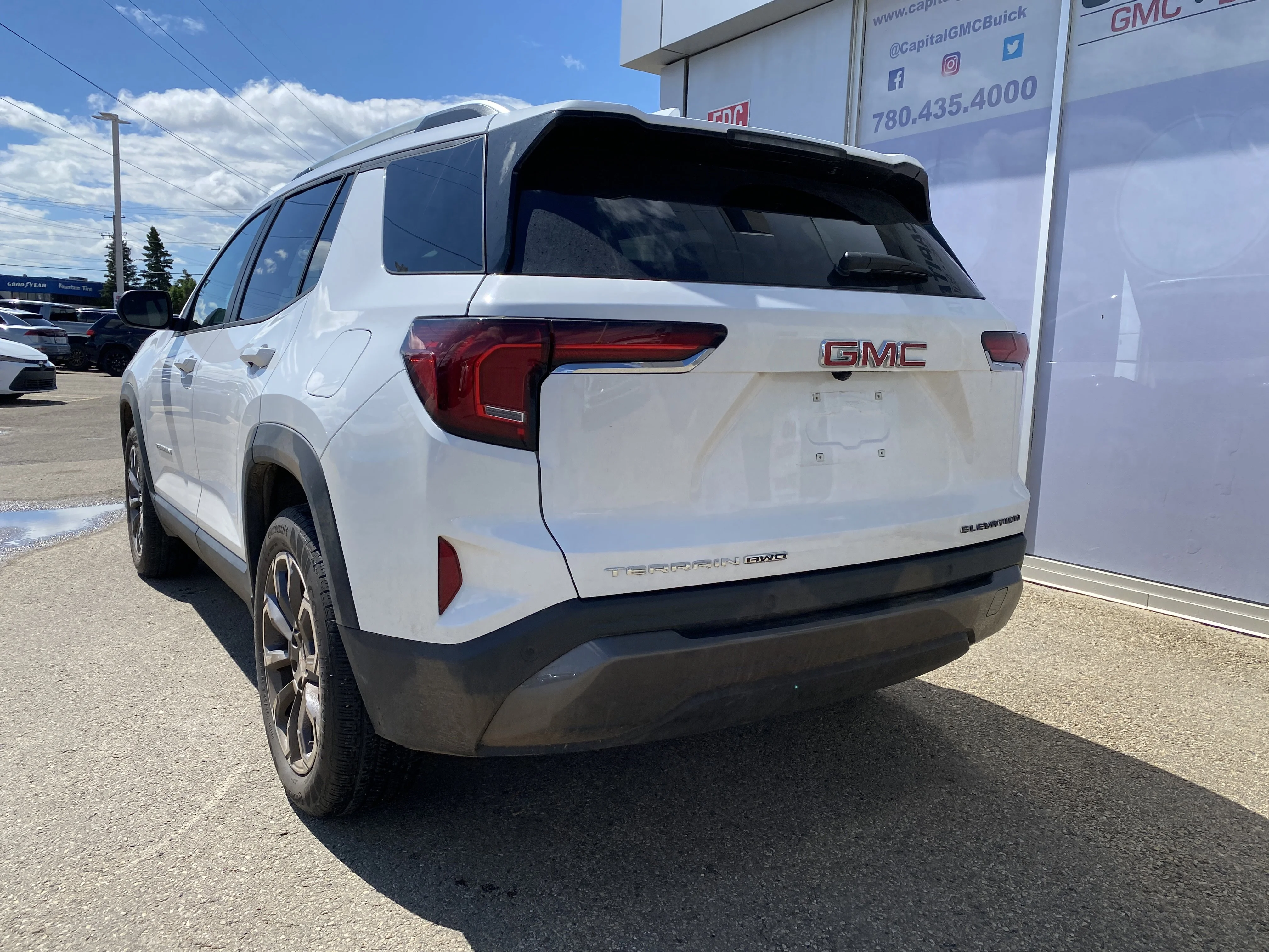 Certified Used 2026 White GMC AWD Elevation * PREMIUM PACKAGE * PANORAMIC SUNROOF * POWER TAILGATE image 3