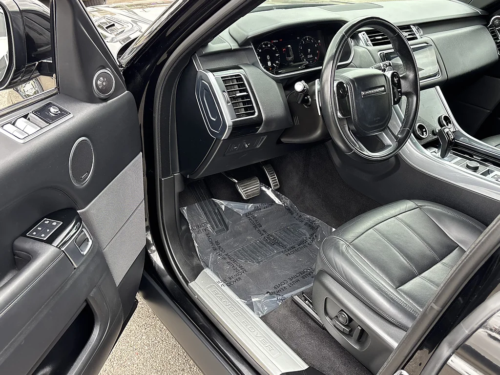 Used 2022 Santorini Black Metallic Land Rover HSE Silver Edition image 8