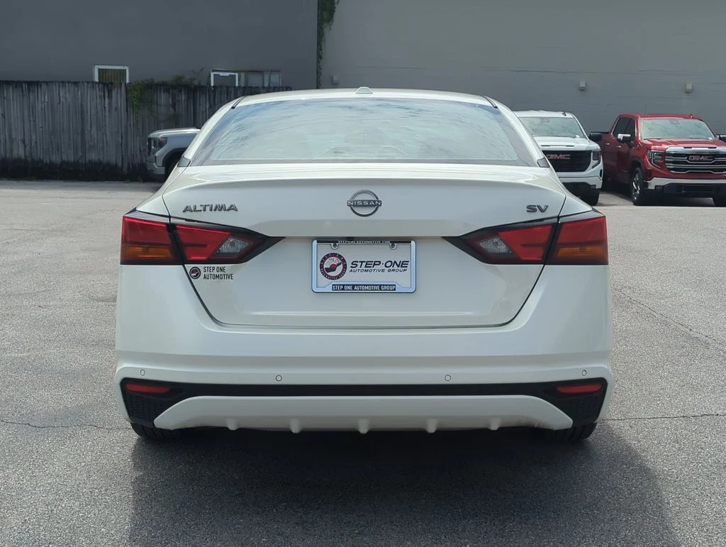 Used 2024 White Nissan 2.5 SV image 5