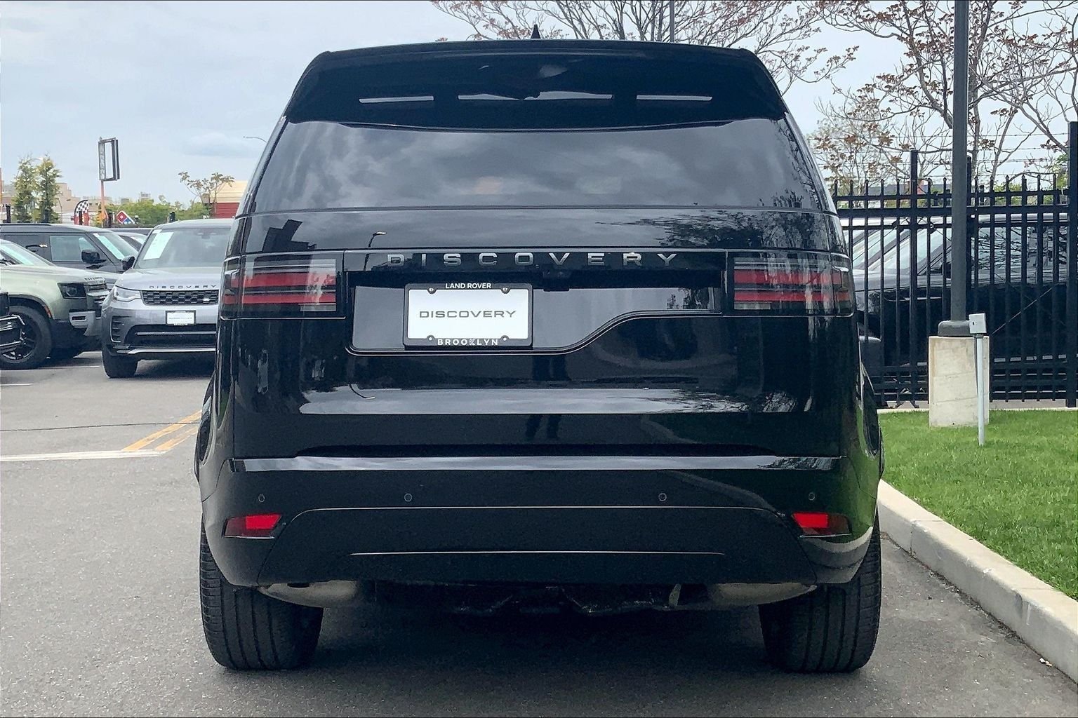 Certified Used 2025 Santorini Black Metallic Land Rover Dynamic SE image 4