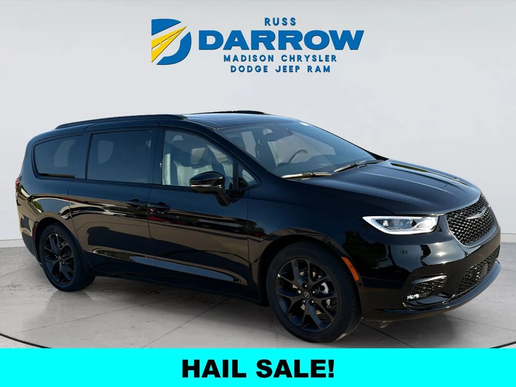 New 2026 Diamond Black Crystal Pearl-Coat Exterior Paint Chrysler Limited image 7