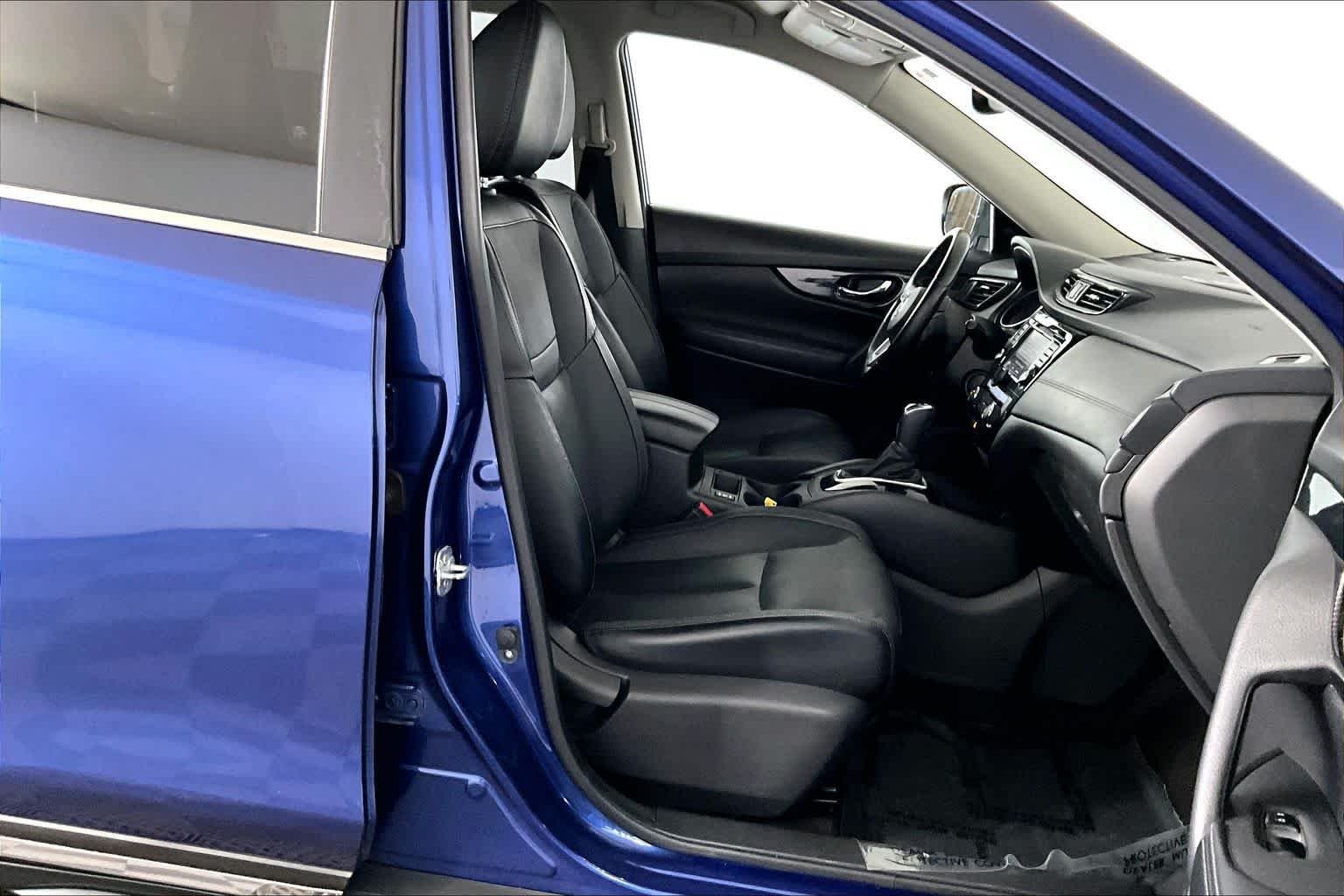 Used 2018 Caspian Blue Nissan SL image 8
