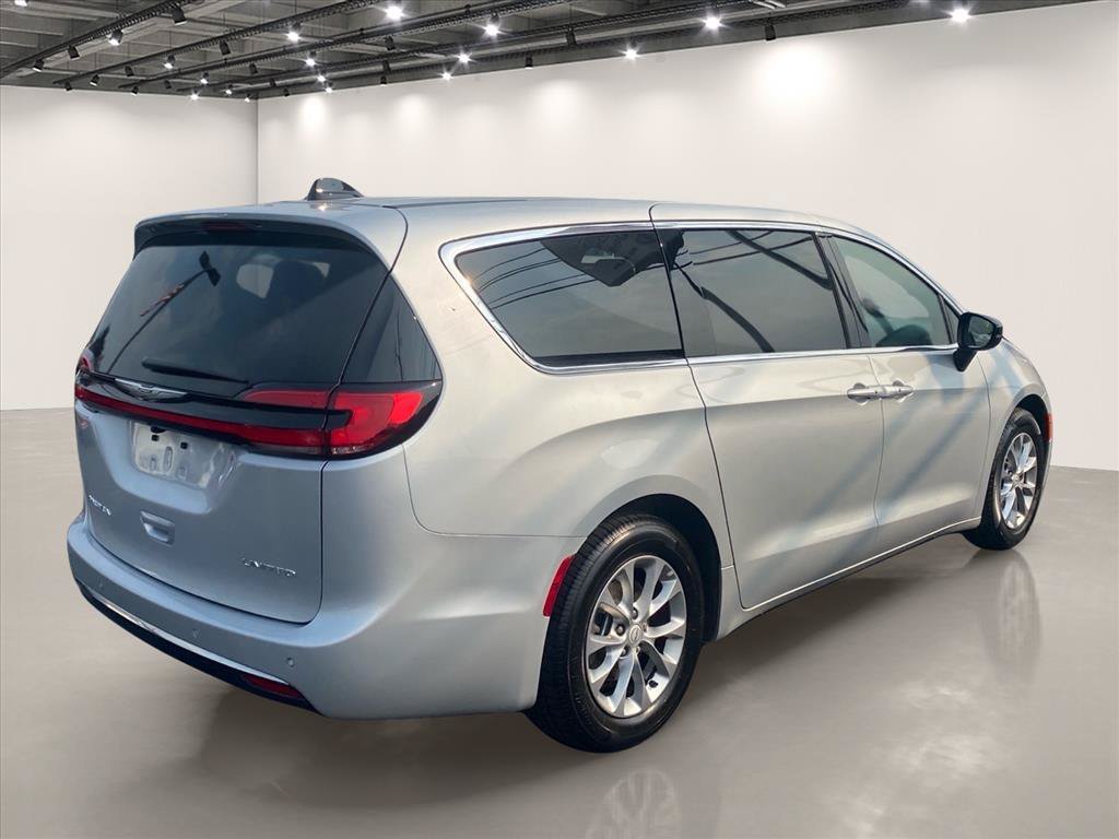 Used 2026 Silver Mist Clearcoat Chrysler Limited image 7