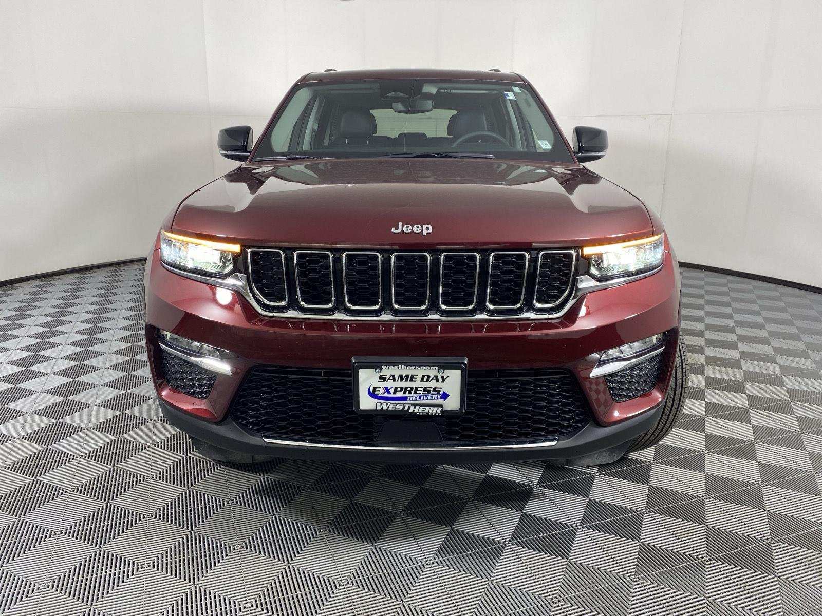 Used 2023  Jeep  image 2