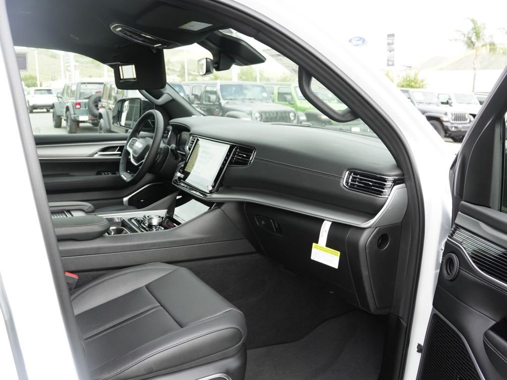 New 2026 Bright White Clear-Coat Exterior Paint Jeep Limited image 22