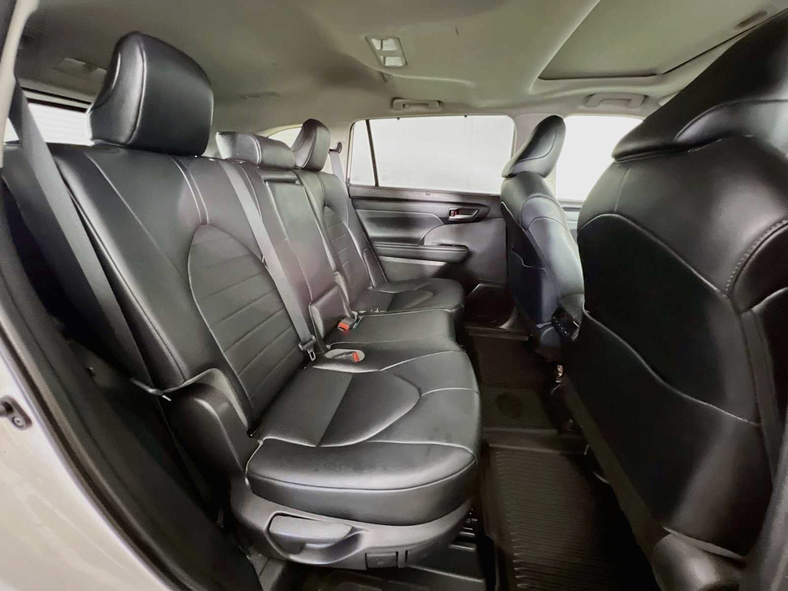 Used 2021 Blizzard Pearl Toyota XLE image 29