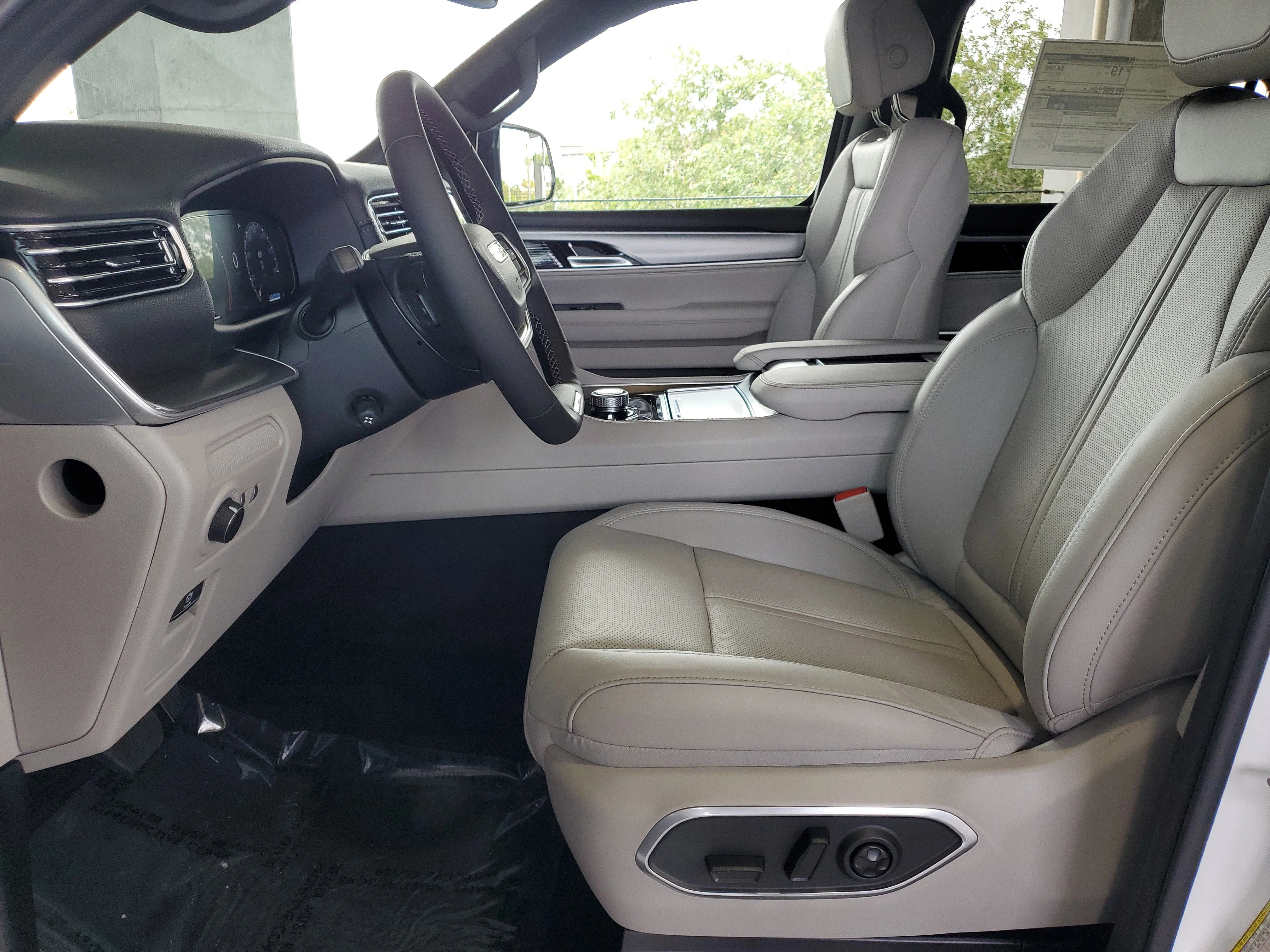 New 2026 Bright White Clear-Coat Exterior Paint Jeep  image 17