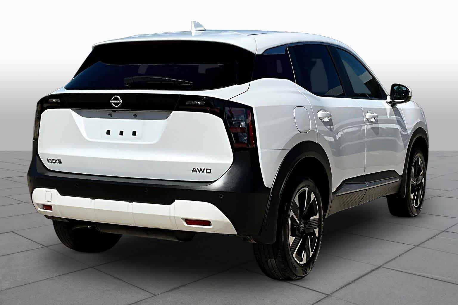 Used 2025 Aspen White Tricoat Nissan SV image 24