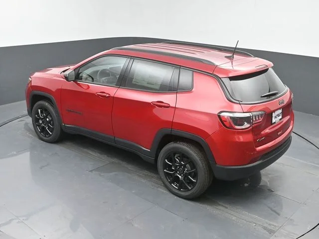 New 2026 Red Hot Pearl-Coat Exterior Paint Jeep Latitude image 35