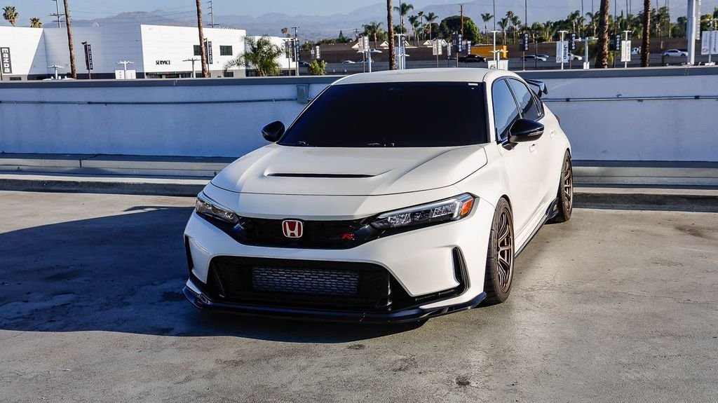 Used 2025 Championship White Honda  image 4