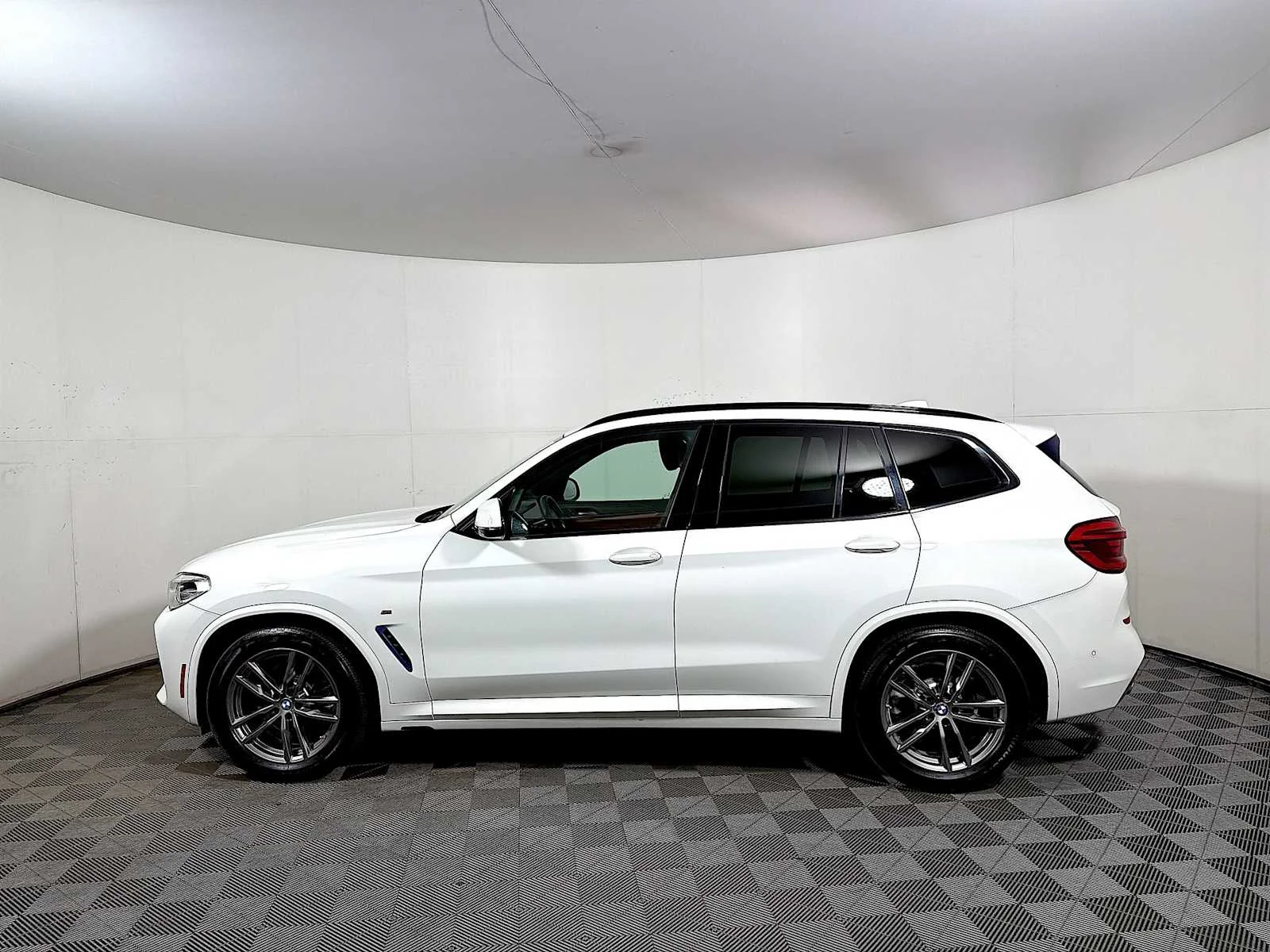 Used 2019 Alpine White BMW xDrive30i image 4