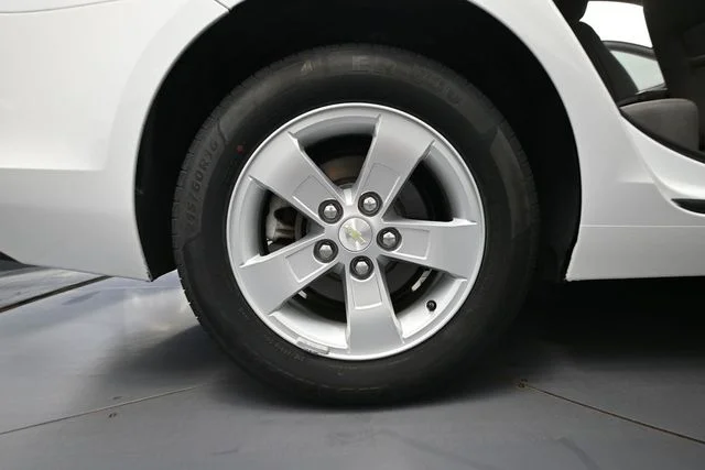 Used 2015 White Chevrolet LS image 10