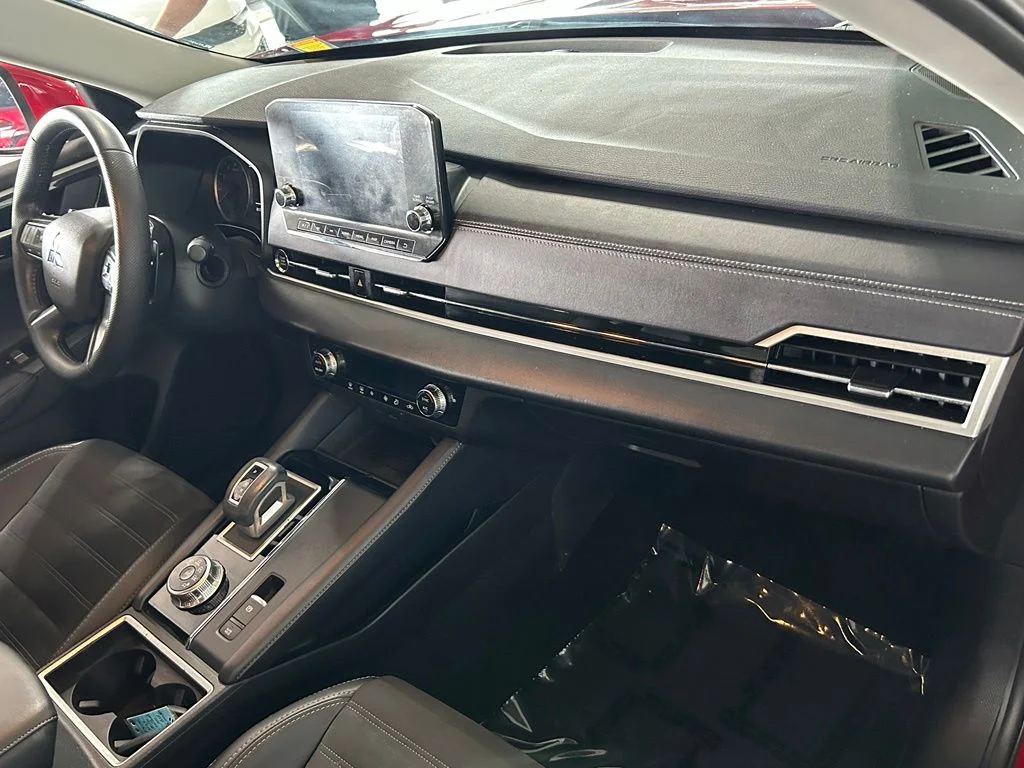 Used 2024 Diamond Mitsubishi SE Black Edition image 39