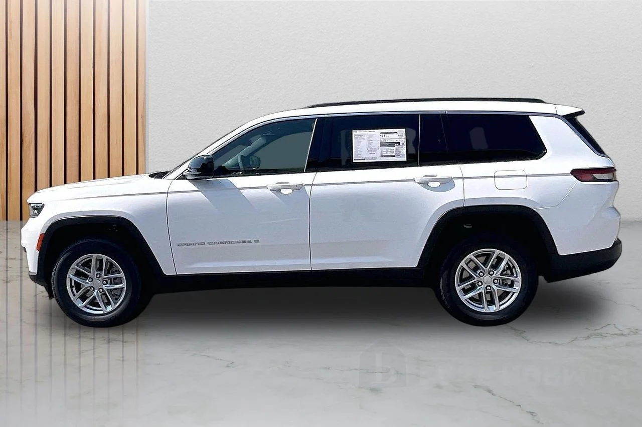 New 2026 Bright White Clear-Coat Exterior Paint Jeep Laredo image 6