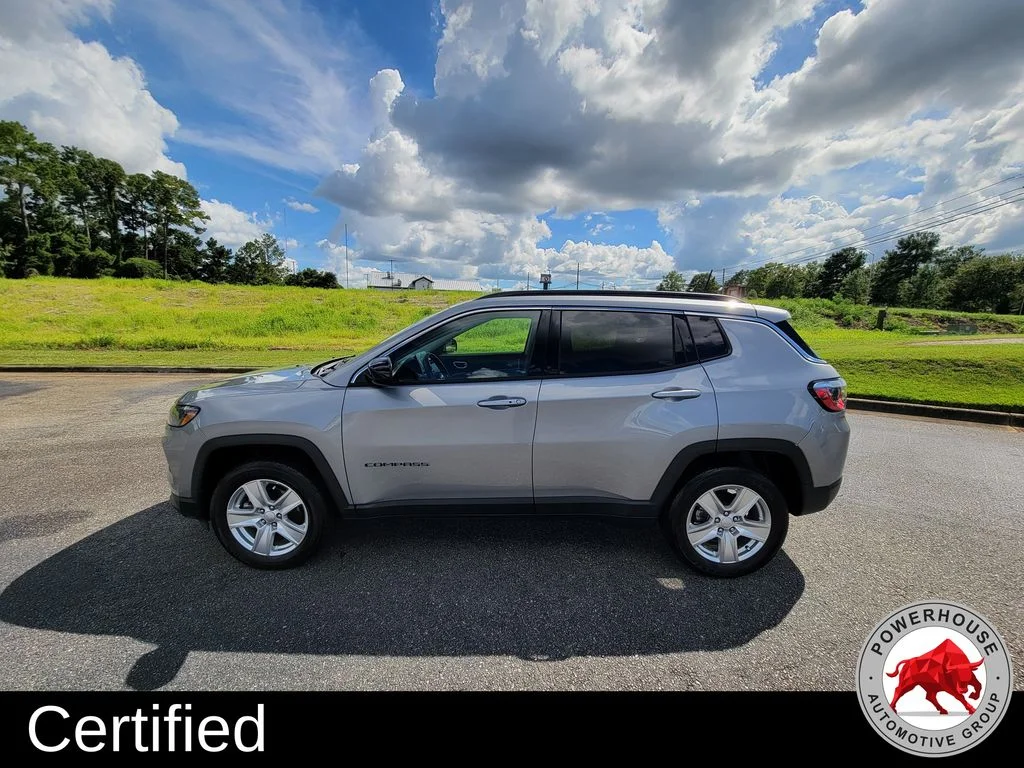 Used 2022 Silver Jeep Latitude image 3