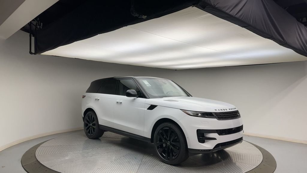 Used 2025 Fuji White Land Rover SE image 2