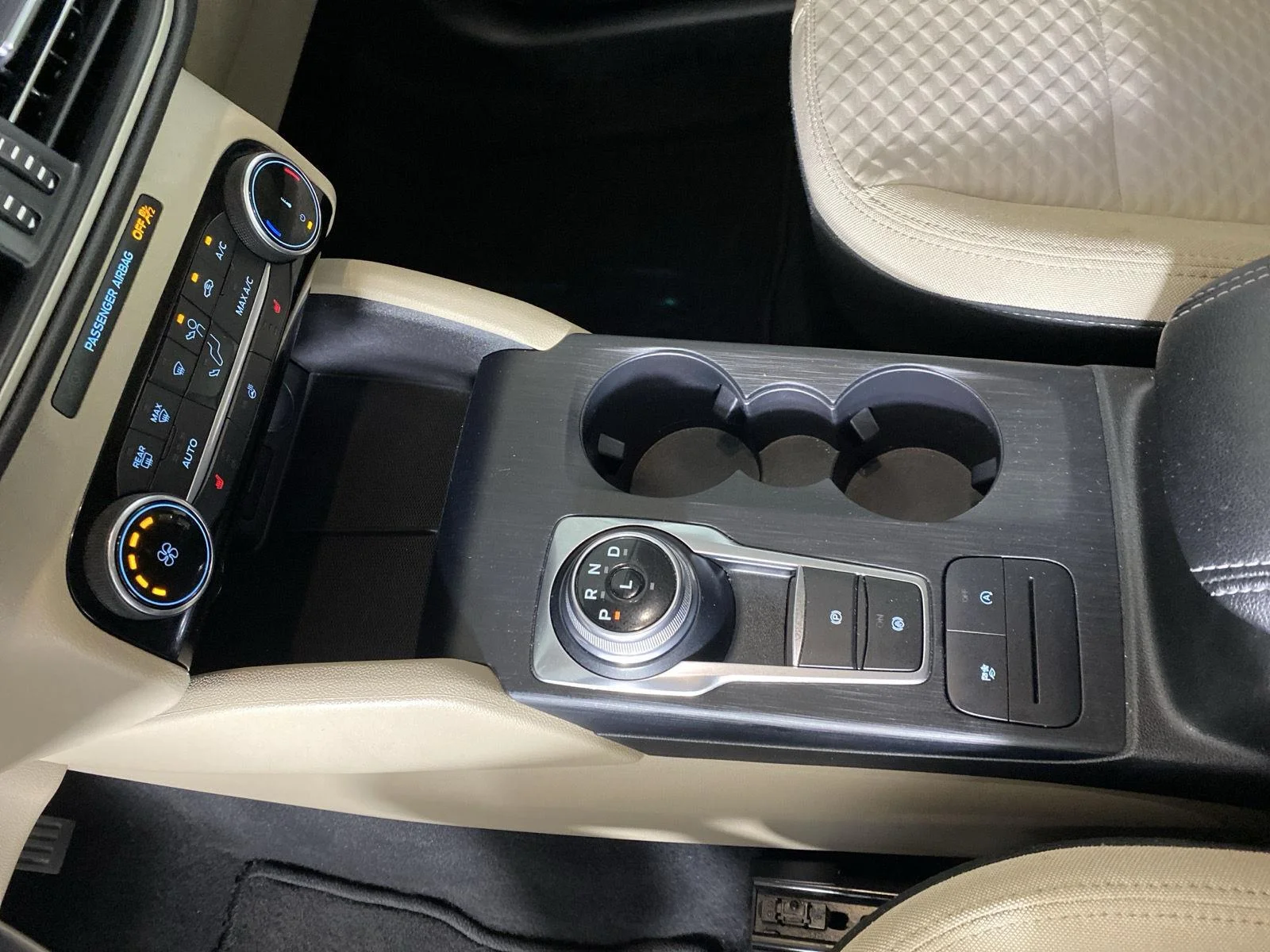 Used 2022 Iconic Silver Ford SE image 23