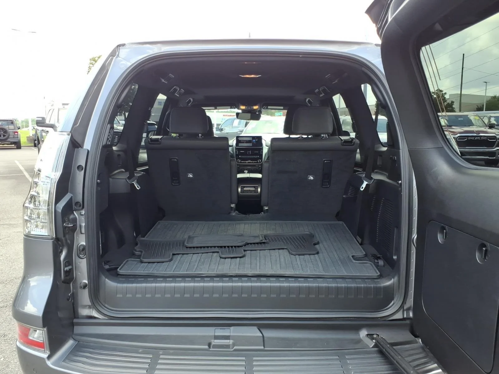 Used 2023 Nebula Gray Pearl Lexus GX 460 Premium image 31