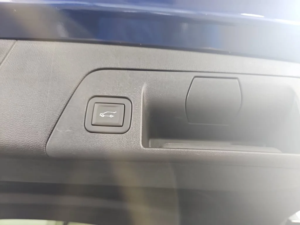 Used 2023 SAPPHIRE METALLIC Buick Preferred image 17